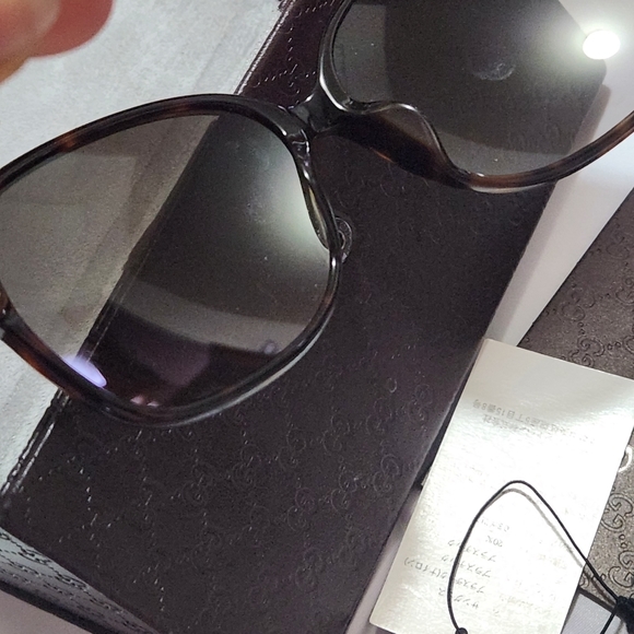 Gucci Oversized Sunglasses - Picture 15 of 15